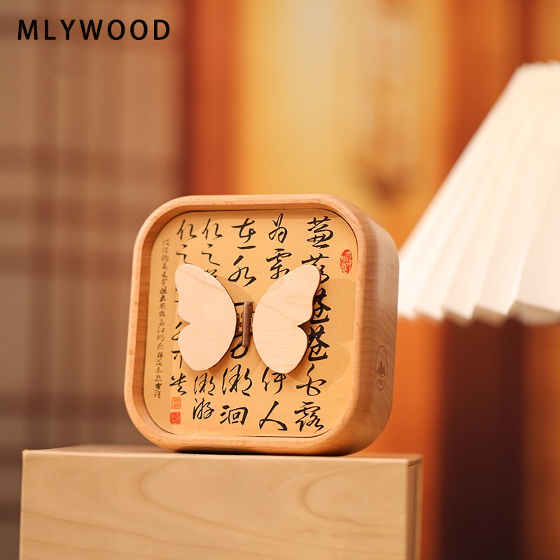 صندوق موسيقى الفراشة المحظوظ الخشبي